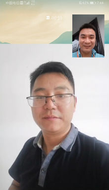 图：工作人员正在测试视频通话质量