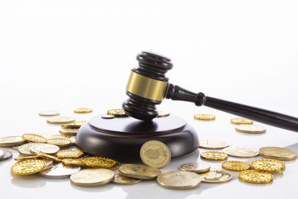 裁决判决打压裁定法官法槌和金币金钱贸易