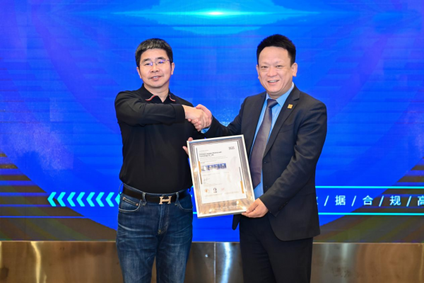 SGS中国区副总裁David Xin向秦淮数据集团副总裁李明江（左一）颁发证书